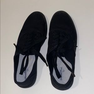 Low top all black sneaker